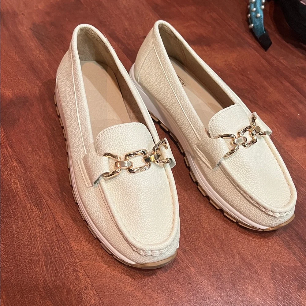 Size 8.5 Amazon women’s cream colored platform loafers with gold hardware